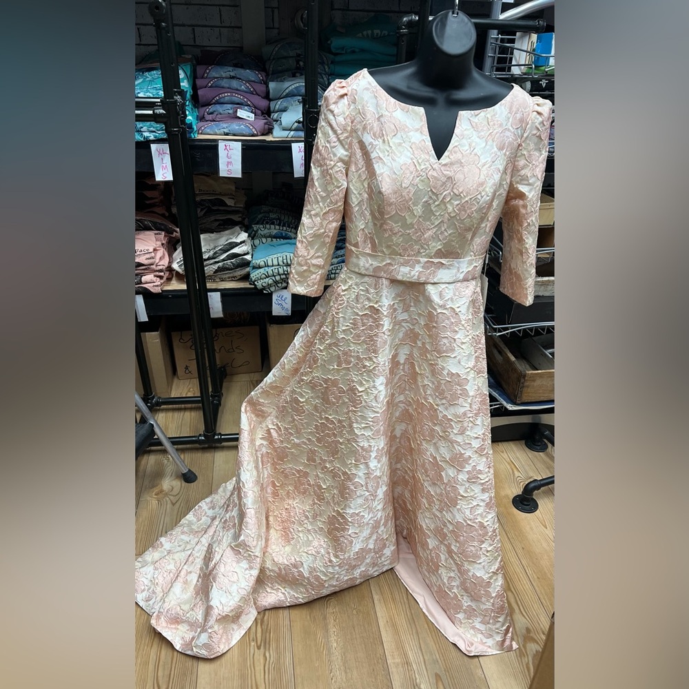 Chic Lace Evening Gown in Cream and Pink